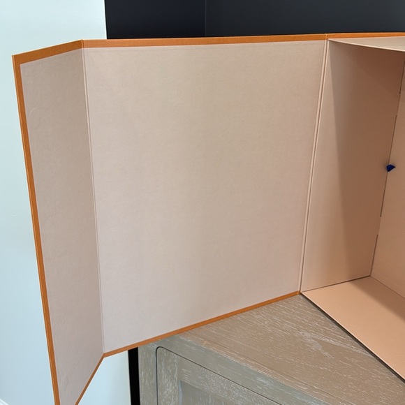 LARGE LOUIS VUITTON MAGNETIC LID GIFT BOX & LOUIS VUITTON DUST BAG - Picture 7 of 11